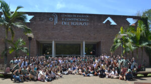 Foto grupal de las XXXIII Jornadas Argentinas de Mastozoología (Puerto Iguazú, 2022)