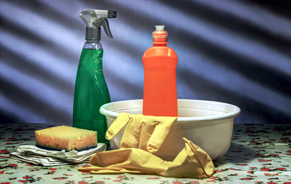 Utensilios y productos de limpieza hogareña. Foto por 6653167 (Pixabay)